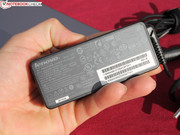 Das Netzteil ist recht groß und schwer: 343 Gramm