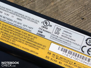 Er hat eine Kapazität von 4.400 mAh und hält den 15.6-Zoller im Office-Einsatz knapp drei Stunden auf den Beinen.