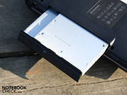 Nach dem Lösen einer Arretierungsschraube, kann auch das optische Laufwerk abgenommen werden. Der Schacht ist aber kein MultiBay oder ähnliches.