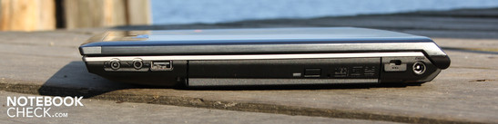 Rechte Seite: Line-Out, Mikrofon, USB 2.0, DVD-Laufwerk, Kensington, AC