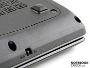 Die Base-Unit besteht aus rauem Kunststoff (WLAN-Schalter).