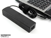 Das Netzteil ist unüblich lang (16.8 Zentimeter) und 342 Gramm schwer.