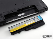 Der Akku kann auch im Betrieb entnommen werden, an ihm sitzen keine Standfüße.