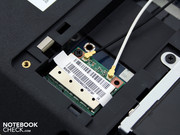 Unter der Wartungsklappe ist das WLAN-Modul (mini PCI Express) ebenso zugänglich,