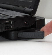 Mit einem Zug am Hebel lässt sich das Notebook entdocken.