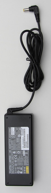 Das Netzteil besitzt die Maße 13,9 cm x 5,4 cm x 2,8 cm...