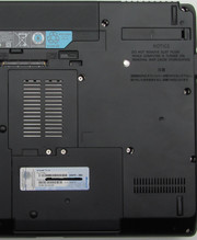 Auf der Unterseite des Notebooks finden sich drei Serviceklappen.