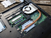 Die einzelne Heatpipe führt die Abwärme der CPU zum Wärmetauscher und der Lüfter führt die Hitze nach draußen.