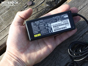 Das Netzteil ist klein und wiegt nur 235 Gramm (ohne Netzkabel).