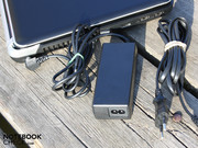 Im Gepäck macht sich das 60 Watt Netzteil recht schlank.