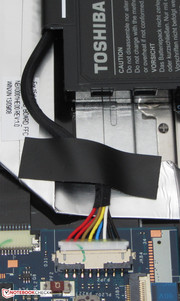Über einen Stecker ist der Akku mit der Hauptplatine verbunden.