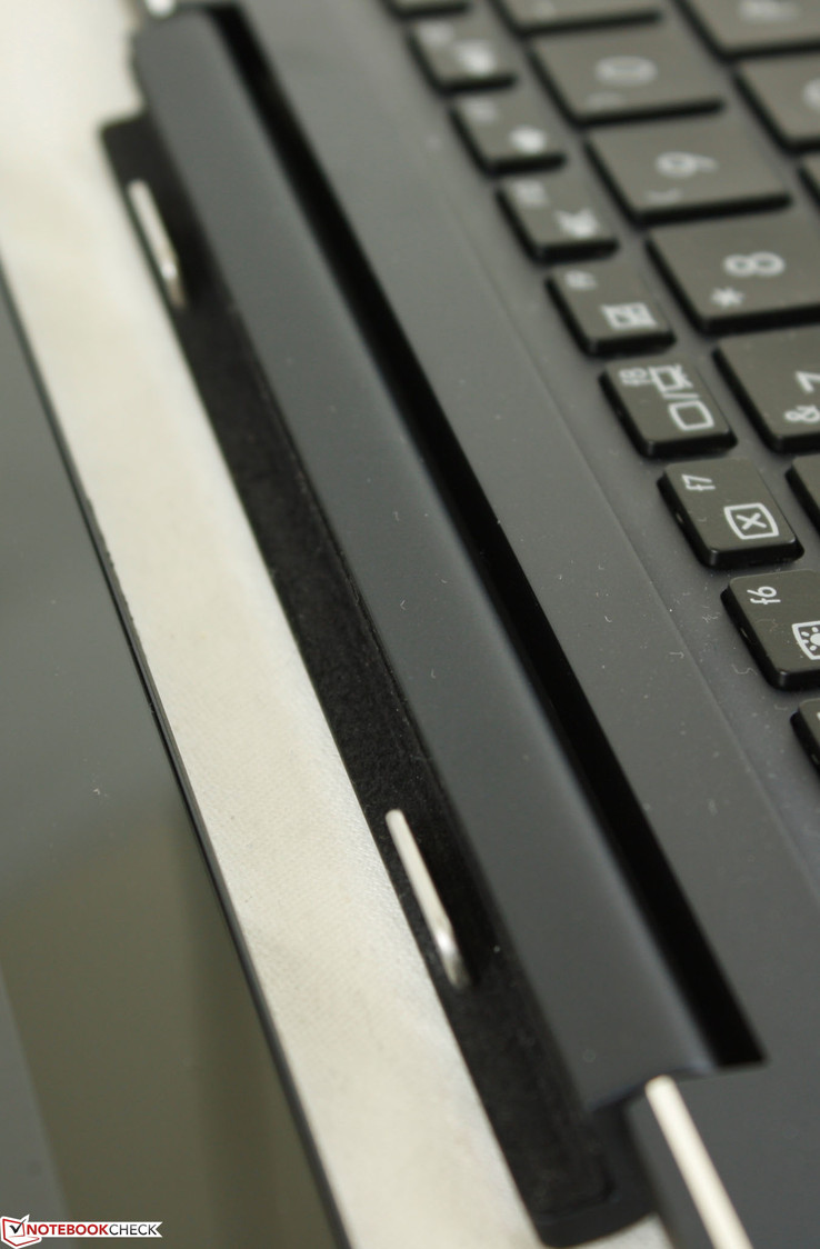 Zwei starke Magneten halten das Tablet und die Tastatur zusammen.