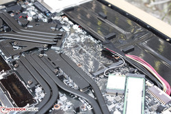 freie M.2-Steckplätze neben den Heatpipes