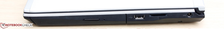 rechts: optisches Laufwerk, USB 2.0, 3-in-1 Kartenleser (SD/SDHC/SDXC), Stromadapter