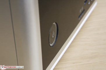 Der Stromschalter aus Kunststoff fühlt sich billig an und ist nicht immer bündig mit dem Gehäuse.