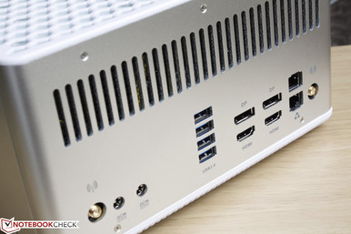 Erreichbare Schnittstellen an der Rückseite und USB Type-C Gen. 2 an der Vorderseite