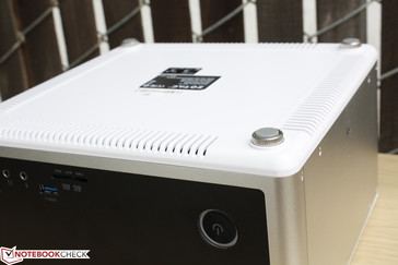 Die Unterseite wird von vier Gummifüßen, die auch als Schrauben fungieren, sicher gehalten.