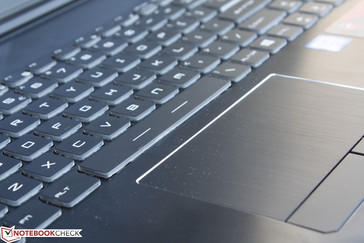 Die Tasten mit festem und leisem Feedback sind angenehm. Man beachte die Aluminium-Textur am Touchpad