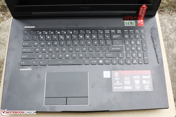 Auf den gebürsteten Aluminium-Oberflächen und den Kunststofftasten sammeln sich schnell Fingerabdrücke.