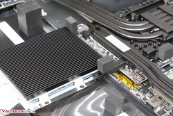 passiver Kühlkörper über den drei M.2-Slots und dem SATA-III-Schacht