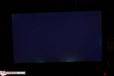 mäßiges, ungleichmäßiges Backlight Bleeding an der unteren Kante