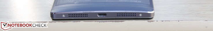 unten: Micro-USB-Port