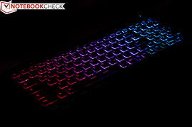 Die Tastatur wird in mehreren Farben beleuchtet.