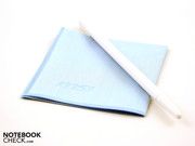 Mit dem Putztuch wischen wir die angesammelten Fingerabdrücke von der glänzenden Eingabe.