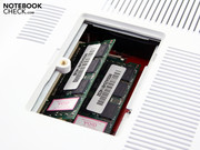 Auf der Rückseite gibt ein Schacht zwei Arbeitsspeicher Module frei.