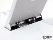 Der Standfuß aus Kunststoff ist mit einem schwergängigen Scharnier fixiert.