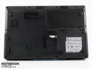 Die Unterseite beherbergt ein Akku-Fach und eine große Wartungsklappe.