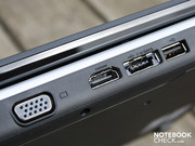 Die sperrigen VGA, HDMI und eSATA Kabel sowie USB wurden an die Rückseite verbannt.