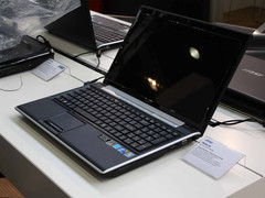 IFA 2010: Eine spezielle Folie auf dem Panel und eine Polfilter-Brille erzeugen den 3D-Effekt.