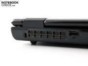 Die Rückseite zeigt nicht nur den Luftauslass, sondern auch einen USB 2.0 Port.