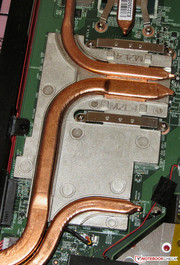 Ein größer Kühler transportiert die Abwärme der GPU und des VRAMs weg.