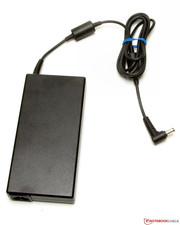 Das Netzteil bringt es auf ein Gewicht von 525 Gramm.