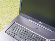 ...darüber befindet sich ein auffälliges Lochgitter.