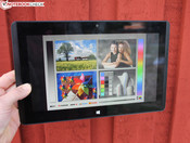 Der Ambient Light Sensor justiert die Helligkeit nach unten.