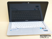 Den einzigen Kontrastpunkt bietet der schwarze, hochglänzende Bildschirmrahmen.