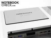 Der 24-Zoller taugt dank VESA-Bohrungen (unter Platte) für die Wandmontage.