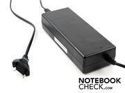 Das wuchtige 120 Watt Netzteil wiegt ein gutes halbes Kilogramm.