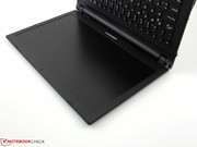 gehört das entspiegelte Display des Akoya S4216.