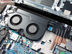 Die Lüfter sind stets hörbar, auch im Leerlauf. Hier die zwei GPU-Fans