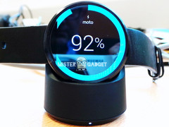 Motorola Moto 360: Zahlreiche Fotos der Smartwatch mit Ladestation