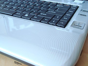 ...die mit einer Linienmusterung zusätzlich verziert wurde.