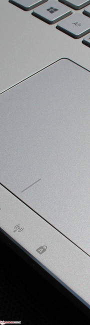 Asus N550JK-CN109H: Kein Spaß hatten wir mit dem Clickpad, es geht schwergängig und der Hubweg ist sehr knapp.