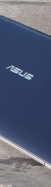 Asus N550JK-CN109H: Hochwertiges Chassis, nur der dünne Deckel könnte steifer sein.