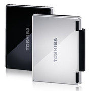 Neben der farblichen Wahl zwischen Kosmos Schwarz und Brighter Silber bietet Toshiba das NB-100 noch in zwei Versionen an.