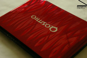 Nicht nur hinsichtlich der Leistung lehrt das Qosmio X300 so manche Genrekollegen das Fürchten. Auch mit seinen Dimensionen stellt das Gaming Notebook von Toshiba Konkurrenzprodukte in den Schatten.