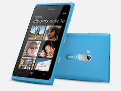 Handys mit Windows Phone 7.8 wie das Lumia 900 erhalten bald nur noch Sicherheitsupdates (Bild: Nokia)